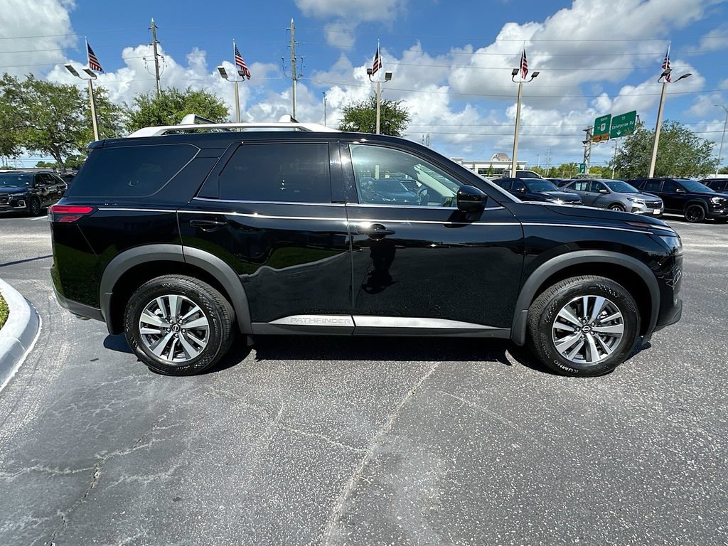 Used 2025 Nissan Pathfinder SL FWD image 4