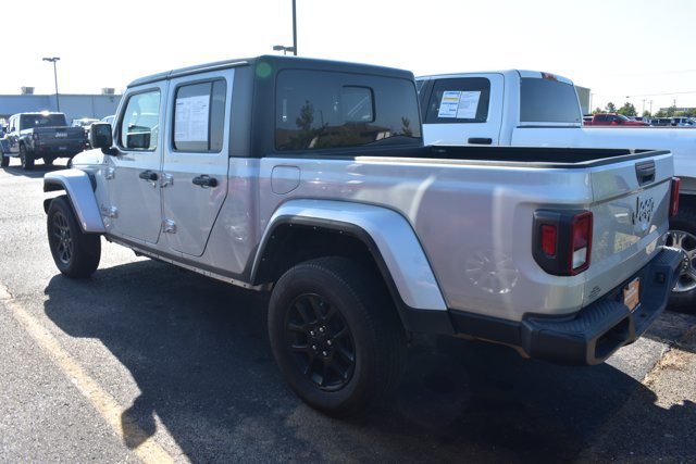 Used 2023 Jeep Gladiator Overland AWD/4WD image 5