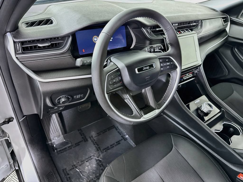Used 2025 Jeep Grand Cherokee Laredo X AWD/4WD image 18