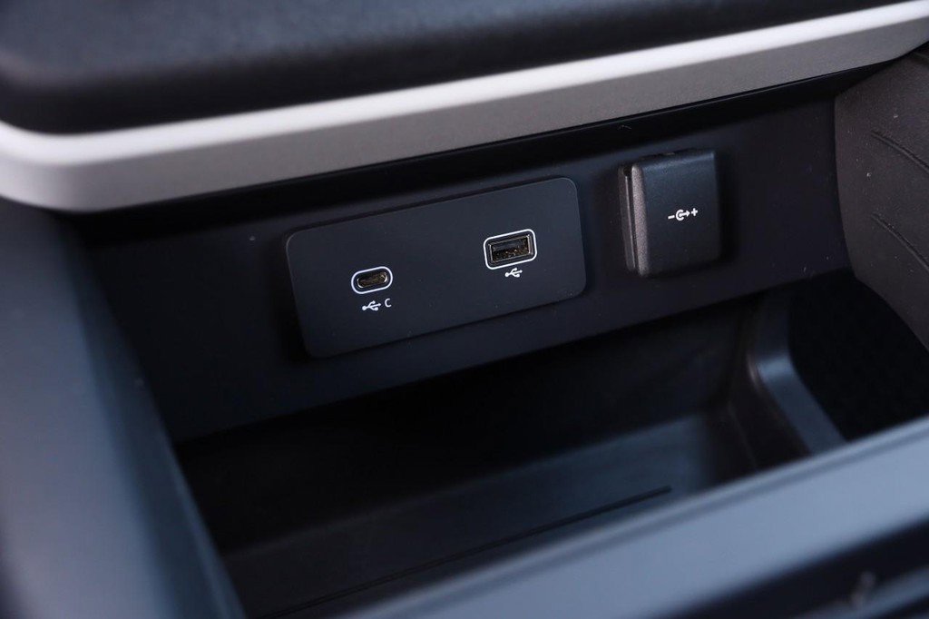 Used 2024 Land Rover Defender 110 SE image 22