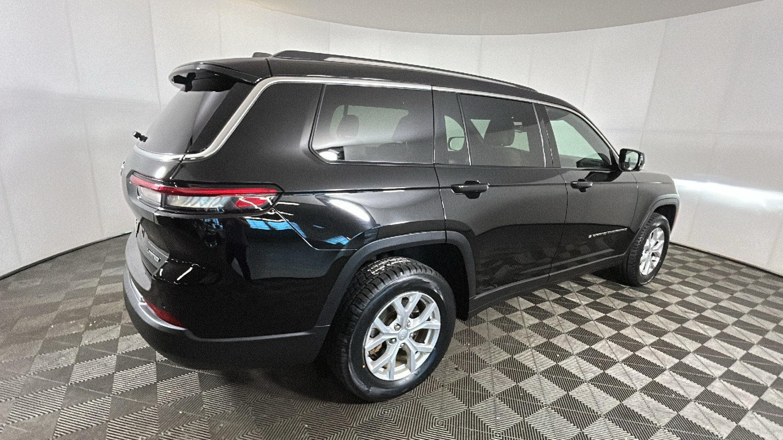 Used 2023 Jeep Grand Cherokee L Limited w/ Luxury Tech Group II AWD/4WD image 3