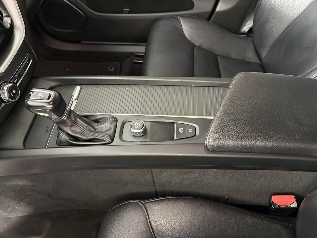 Used 2018 Volvo XC60 T6 Momentum w/ Vision Package image 30