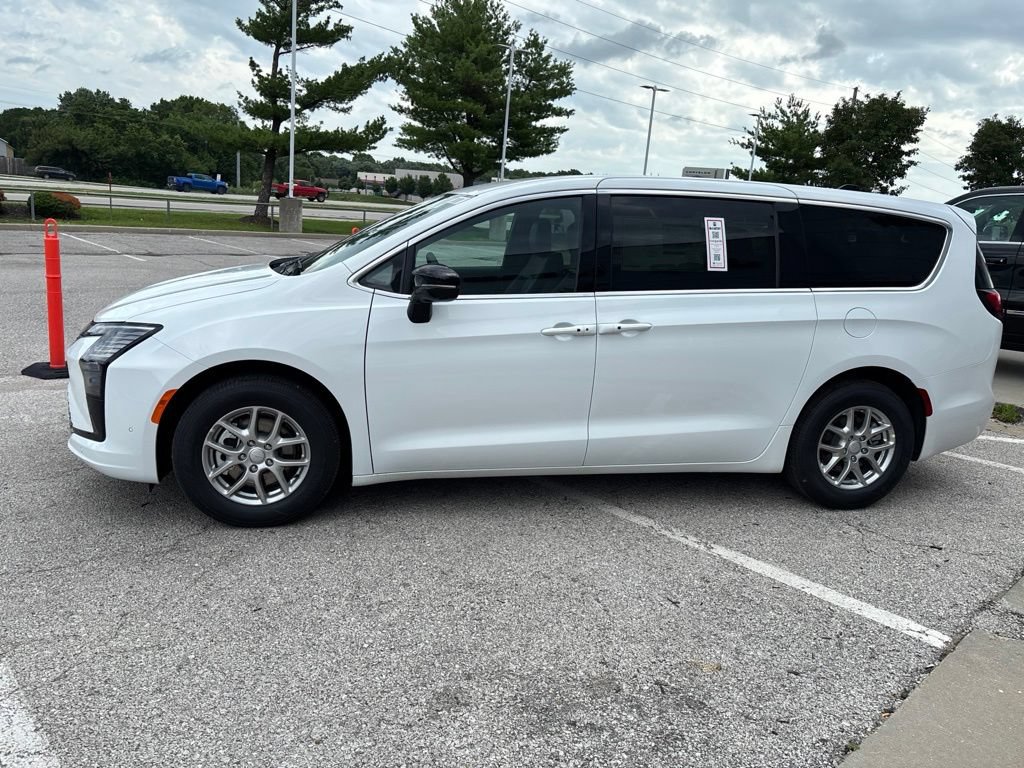 New 2027 Chrysler Pacifica Select FWD image 17