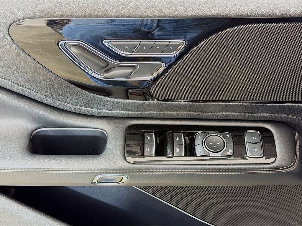 Used 2025 Lincoln Aviator AWD w/ Jet Appearance Package image 34