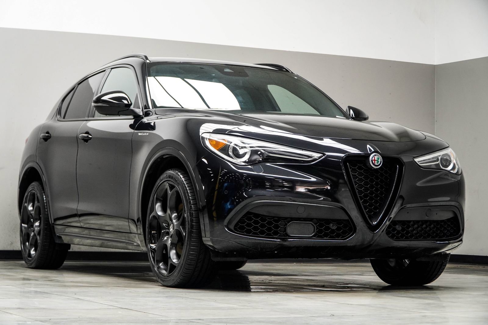 Used 2023 Alfa Romeo Stelvio Veloce image 4