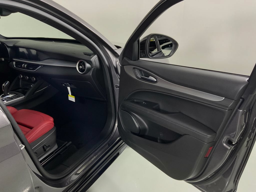 New 2025 Alfa Romeo Stelvio Sprint w/ Veloce Package AWD/4WD image 32