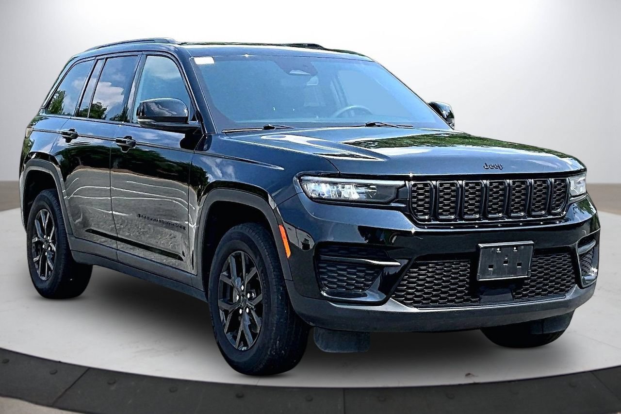 Certified 2024 Jeep Grand Cherokee Altitude AWD/4WD image 2