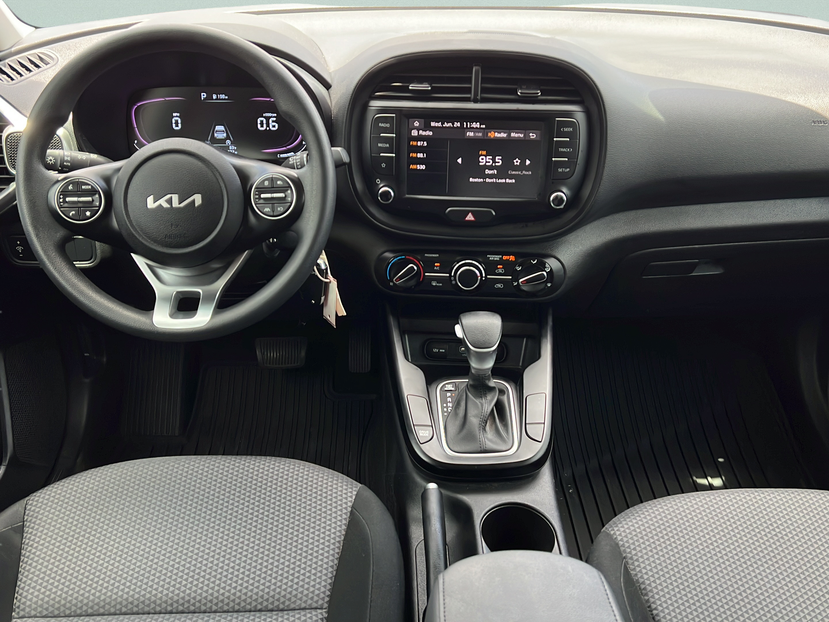 Used 2023 Kia Soul LX w/ LX Technology Package FWD image 11