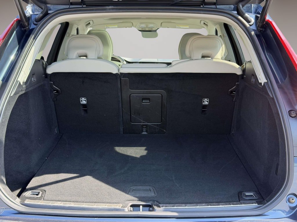 Used 2023 Volvo XC60 B5 Plus AWD/4WD image 13