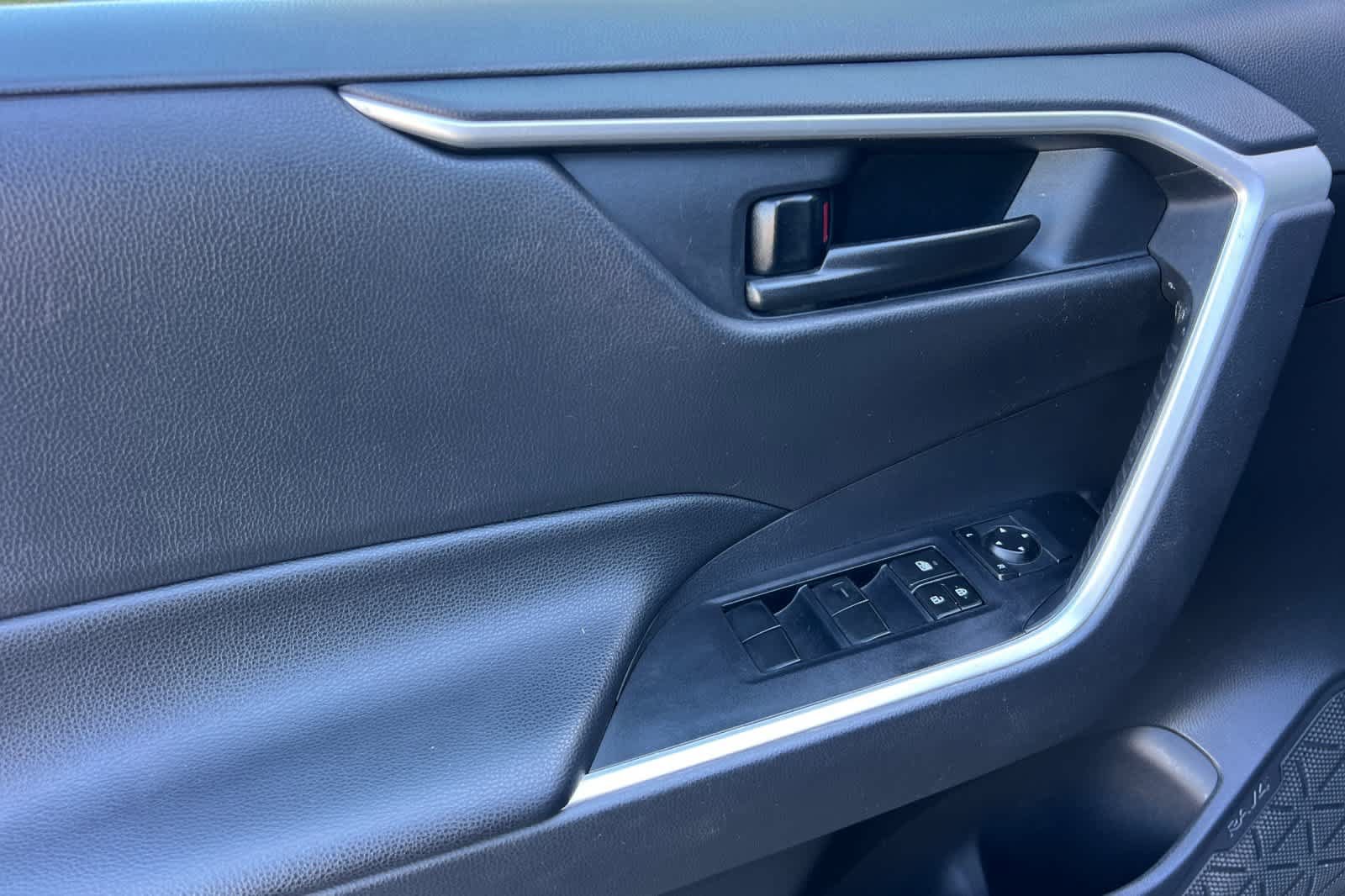 Used 2019 Toyota RAV4 LE FWD image 12
