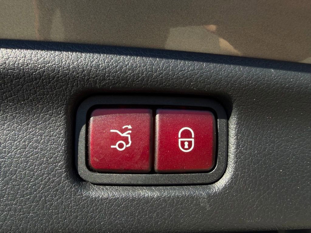 Used 2023 Mercedes-Benz C 300 Sedan image 8