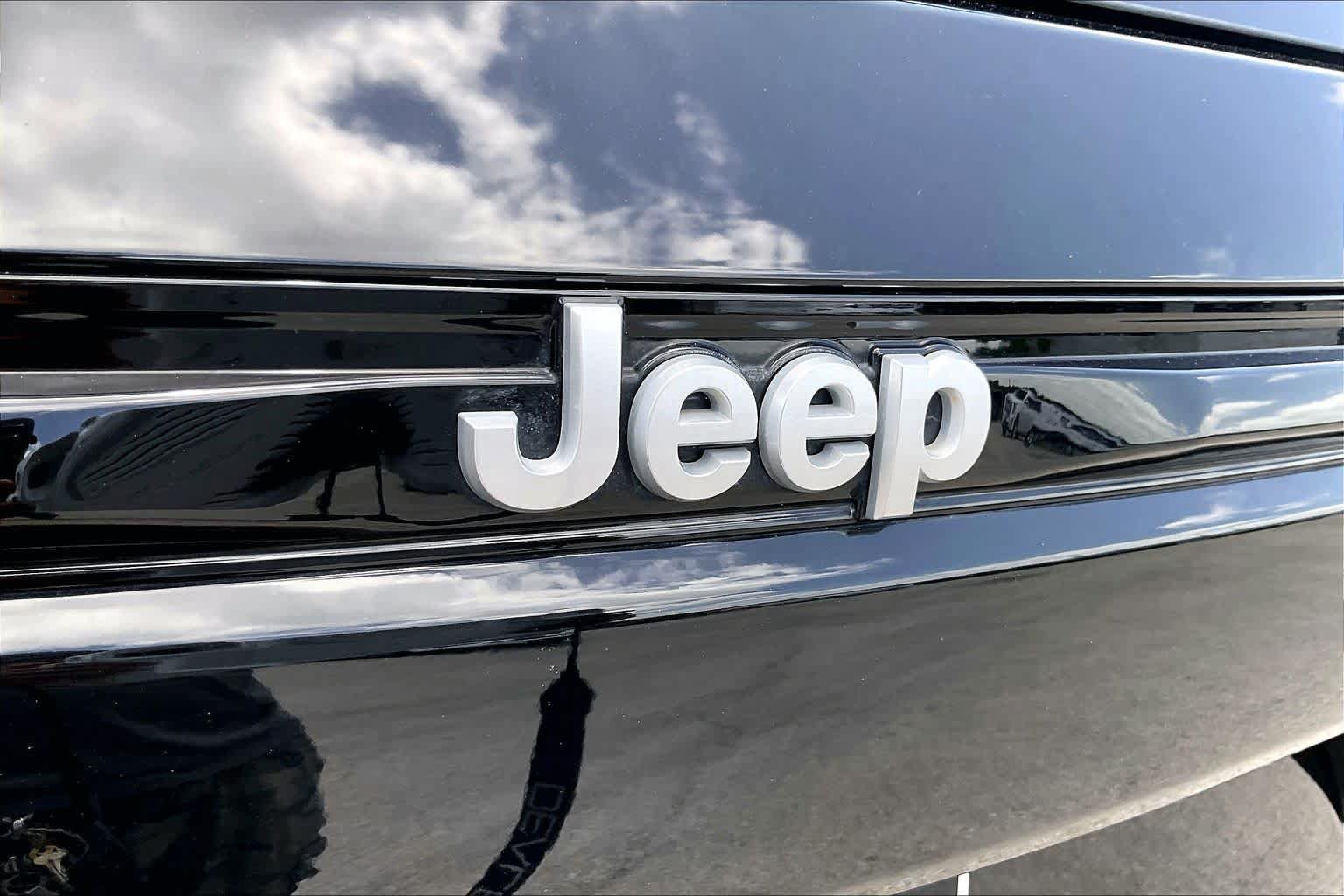 Used 2024 Jeep Grand Cherokee Overland w/ Luxury Tech Group IV AWD/4WD image 30