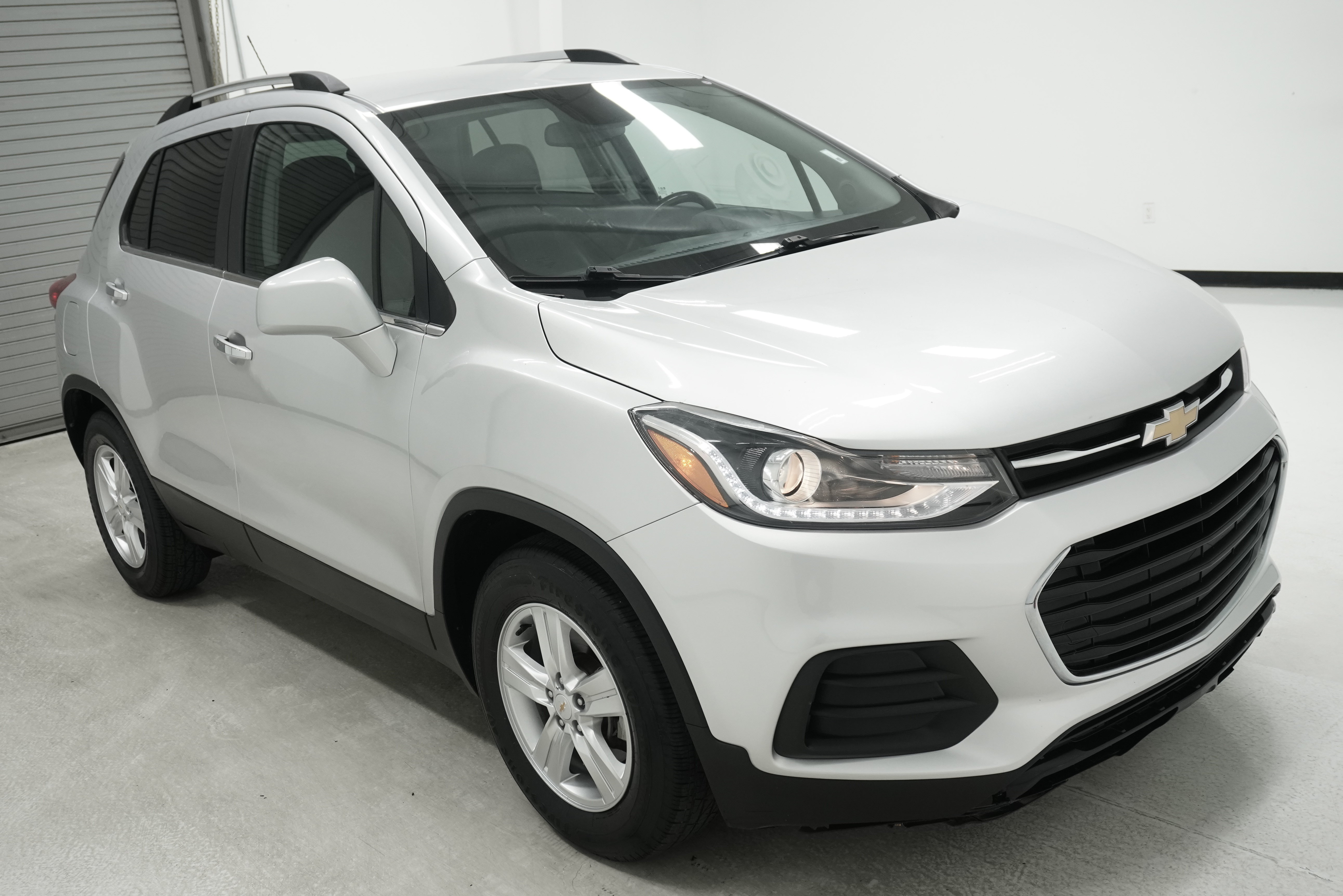 Used 2019 Chevrolet Trax LT w/ LT Convenience Package FWD image 3