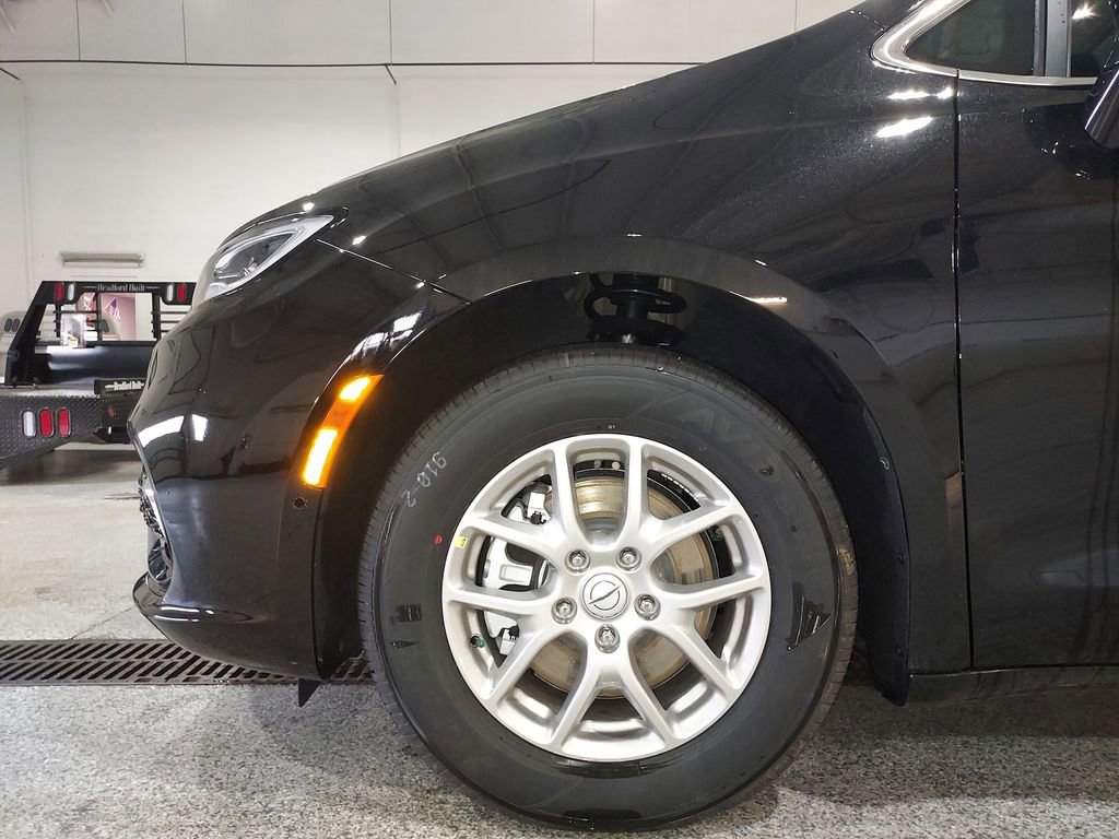 New 2026 Chrysler Pacifica Select image 16