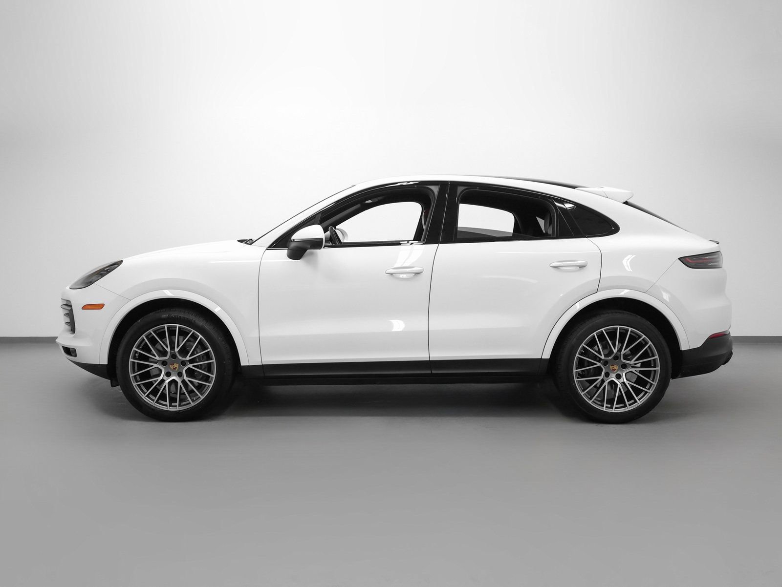 Used 2022 Porsche Cayenne Platinum Edition image 2