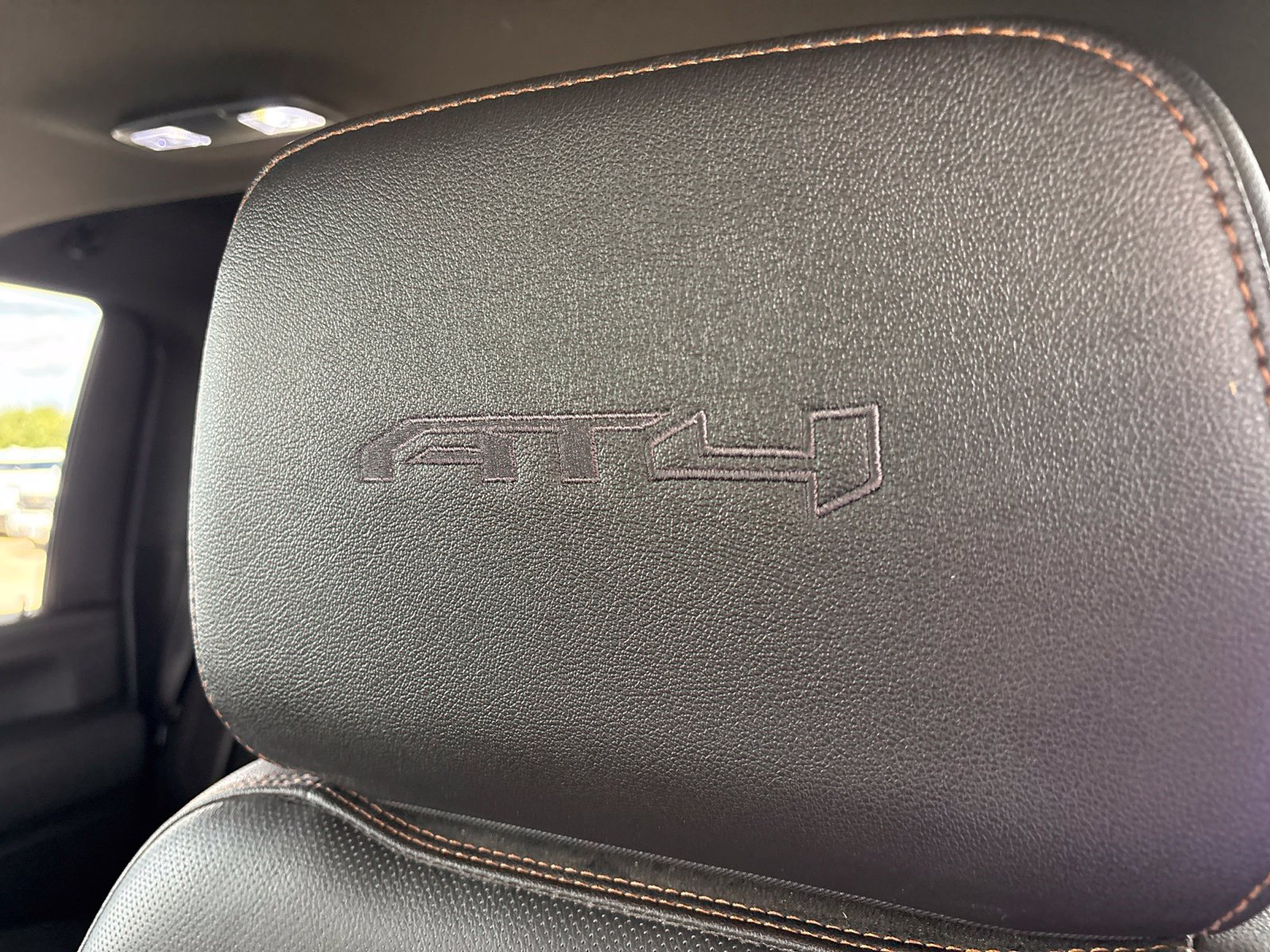 Used 2022 GMC Sierra 2500 AT4 w/ AT4 Premium Plus Package AWD/4WD image 18
