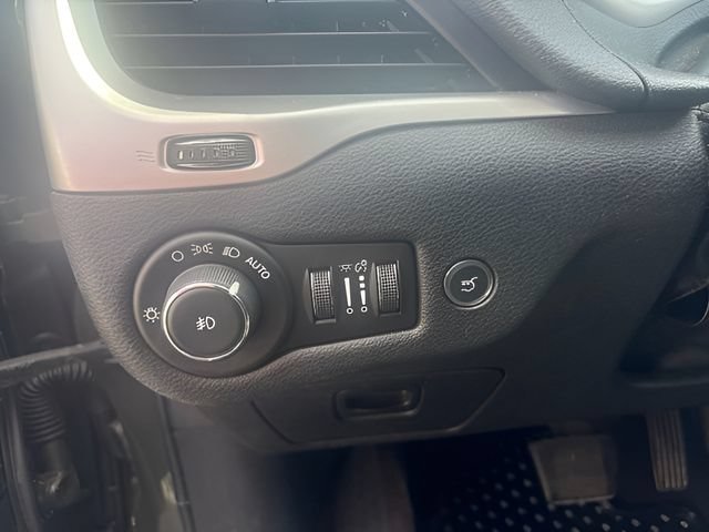 Used 2018 Jeep Cherokee Latitude Plus w/ Comfort/Convenience Group AWD/4WD image 12