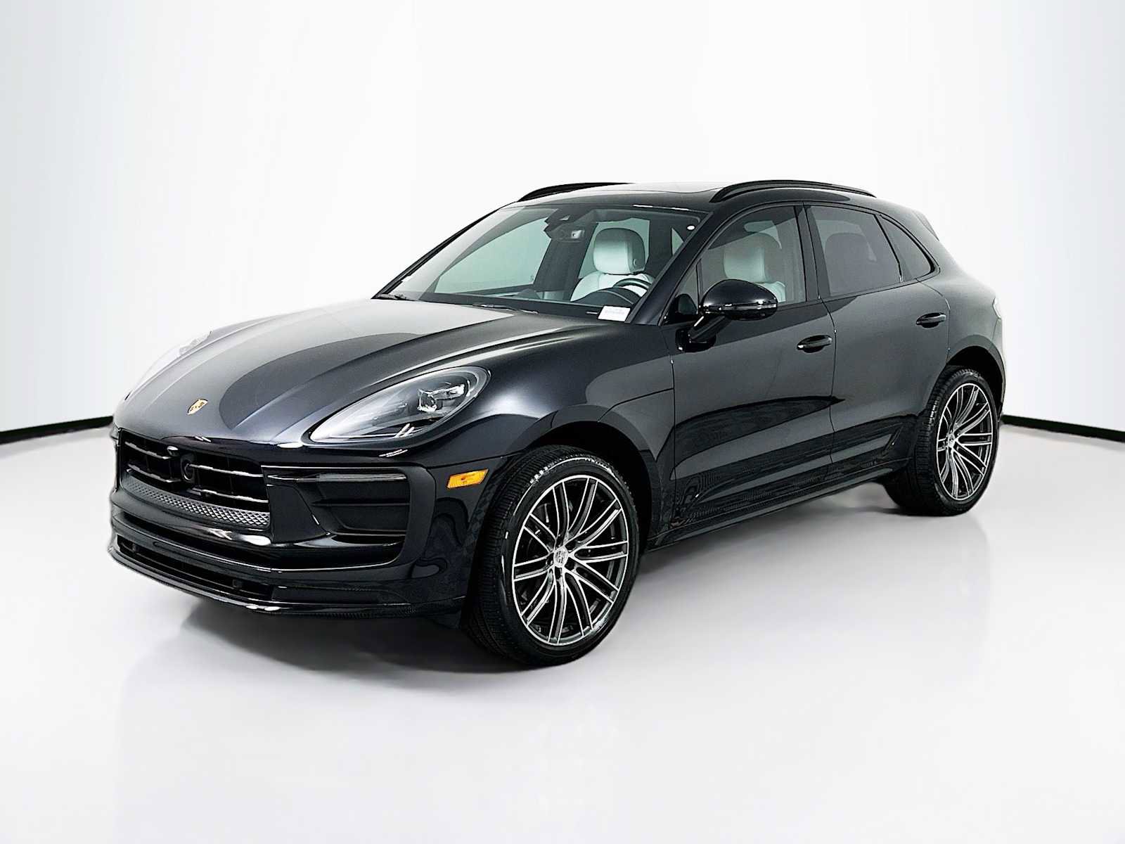 Certified 2025 Porsche Macan image 1