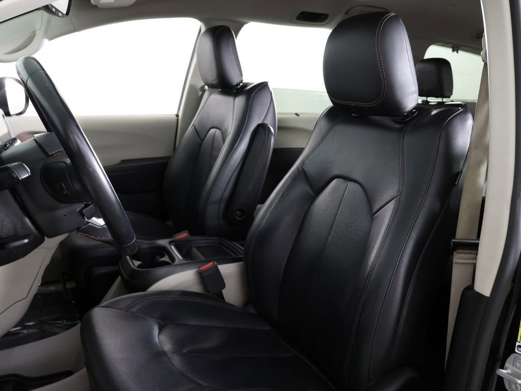 Used 2018 Chrysler Pacifica Touring-L FWD image 29