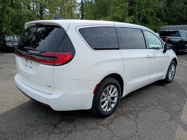 Used 2027 Chrysler Pacifica Select w/ Family Tech Group AWD/4WD image 5