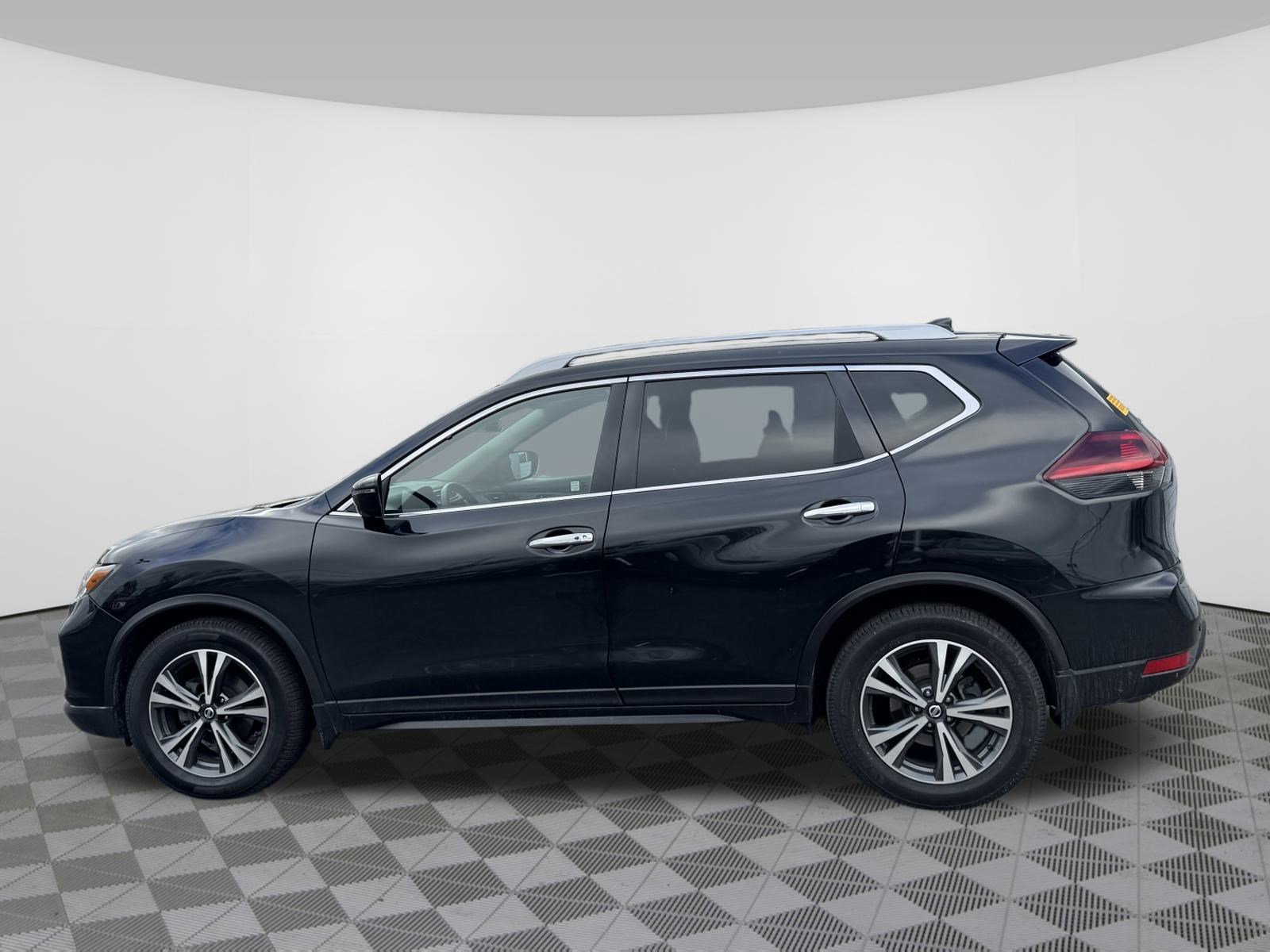 Used 2019 Nissan Rogue SV w/ Premium Package image 12