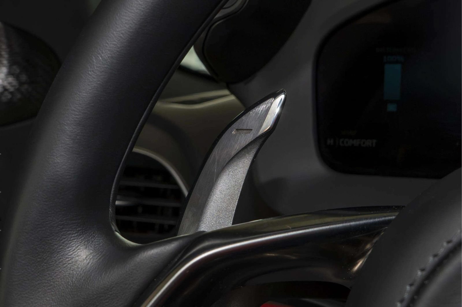 Used 2023 McLaren Artura RWD image 25