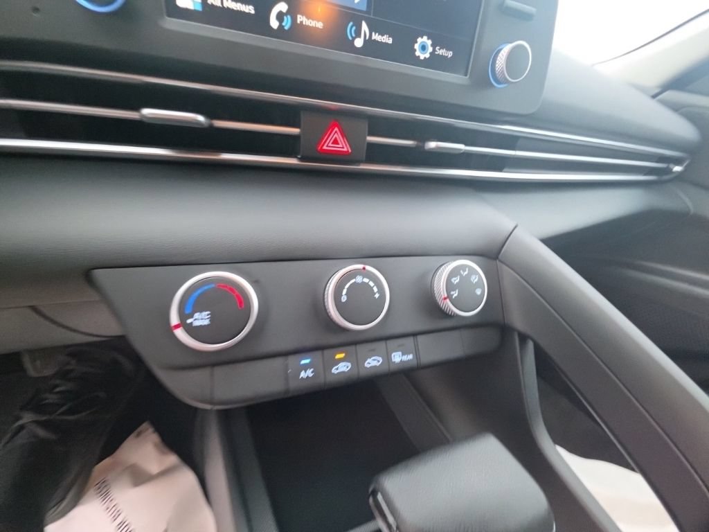 Used 2024 Hyundai Elantra SE FWD image 19