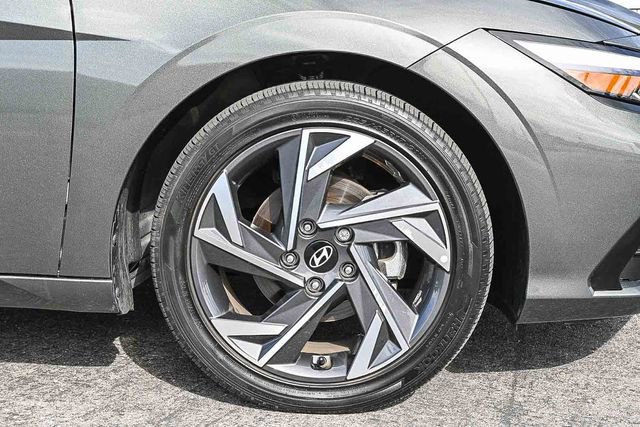 Used 2025 Hyundai Elantra Limited image 11