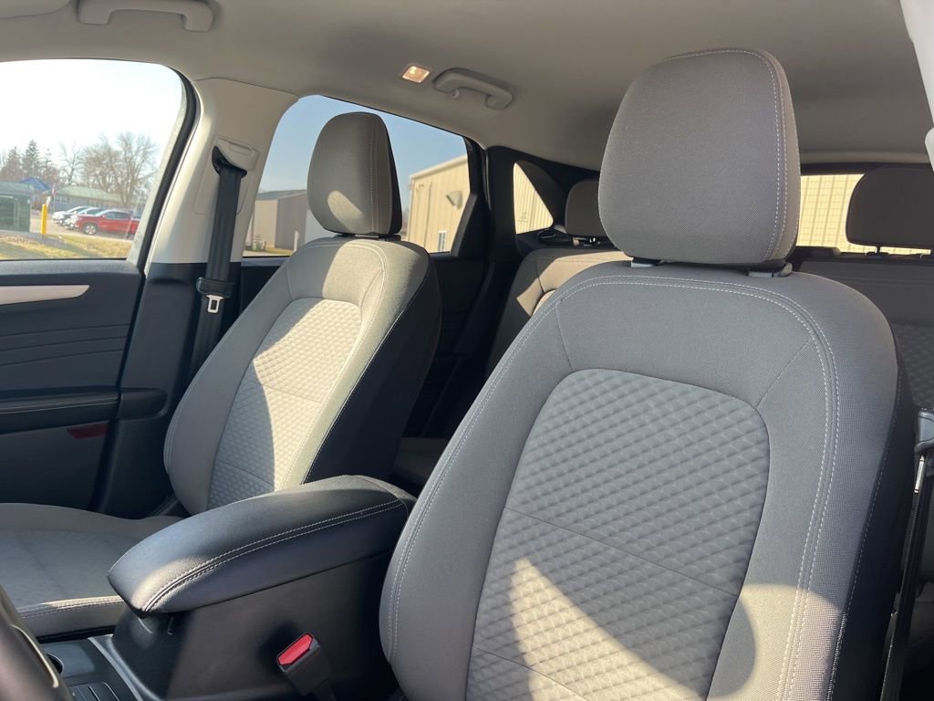 Used 2022 Ford Escape SE w/ SE Sport Appearance Package image 12