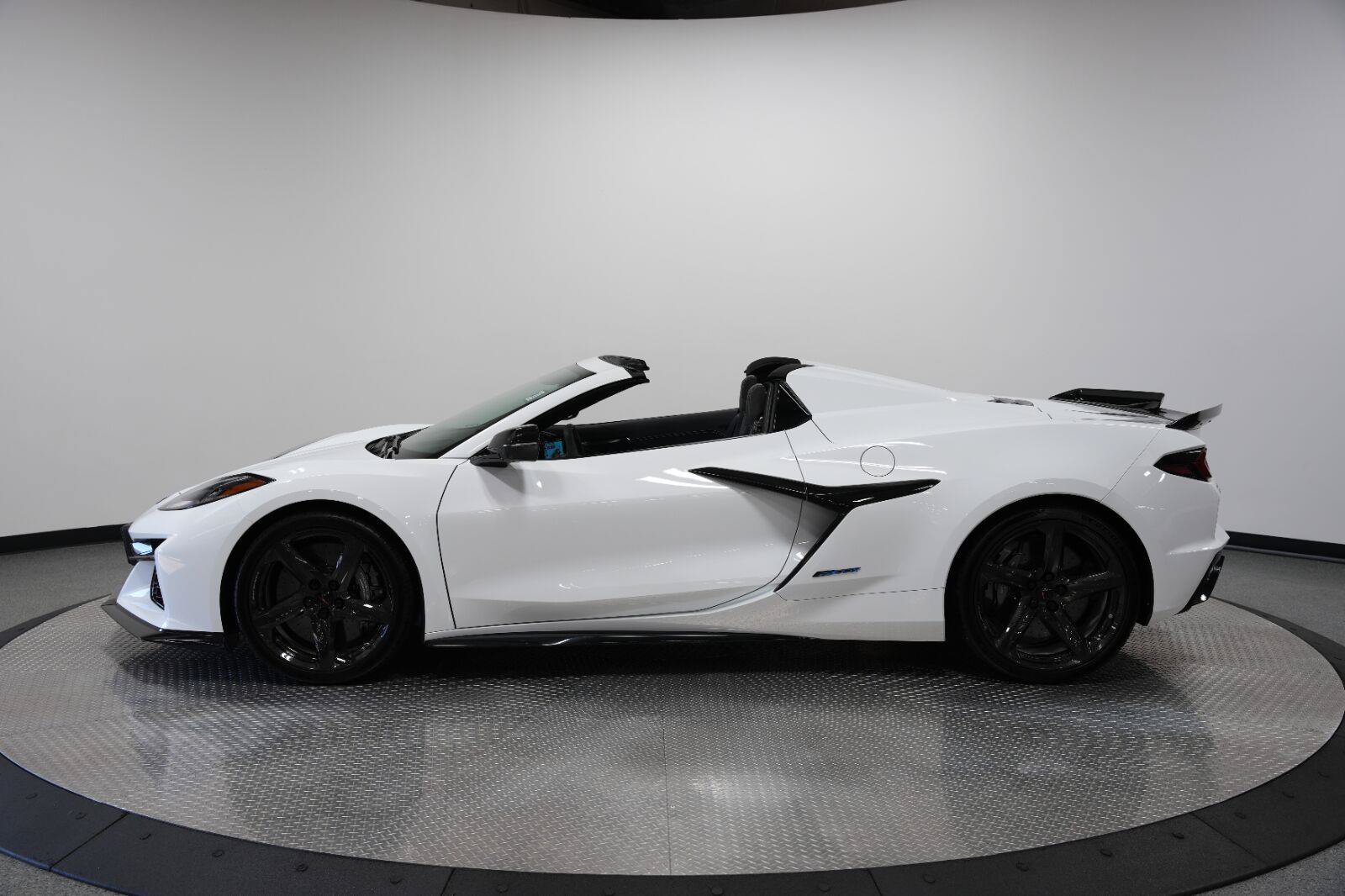 Used 2025 Chevrolet Corvette E-Ray w/ Stealth Interior Trim Package AWD/4WD image 14