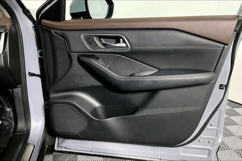 Used 2023 Nissan Rogue Platinum w/ Platinum Premium Package FWD image 24