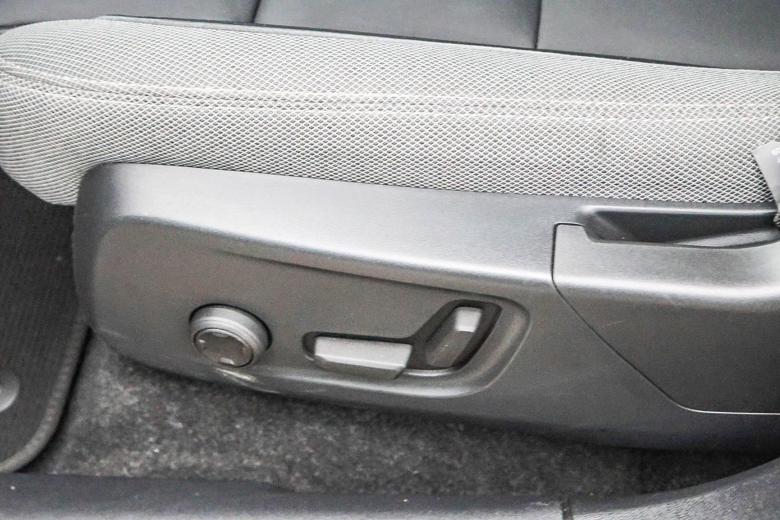 Used 2023 Volvo XC40 Recharge Plus image 33