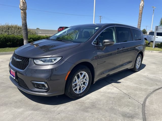 Used 2023 Chrysler Pacifica Touring-L FWD image 4