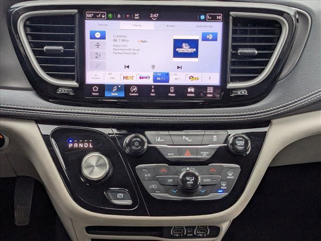 Used 2024 Chrysler Pacifica Select image 18