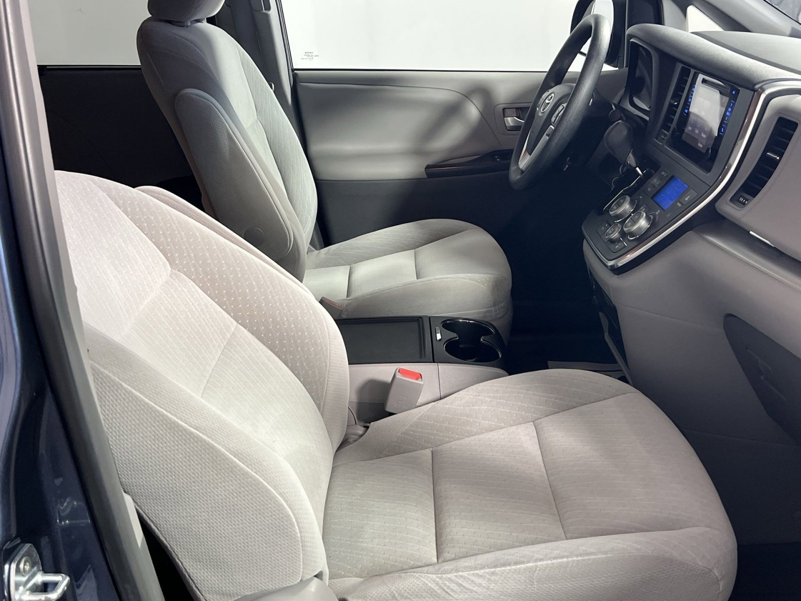 Used 2017 Toyota Sienna LE image 29