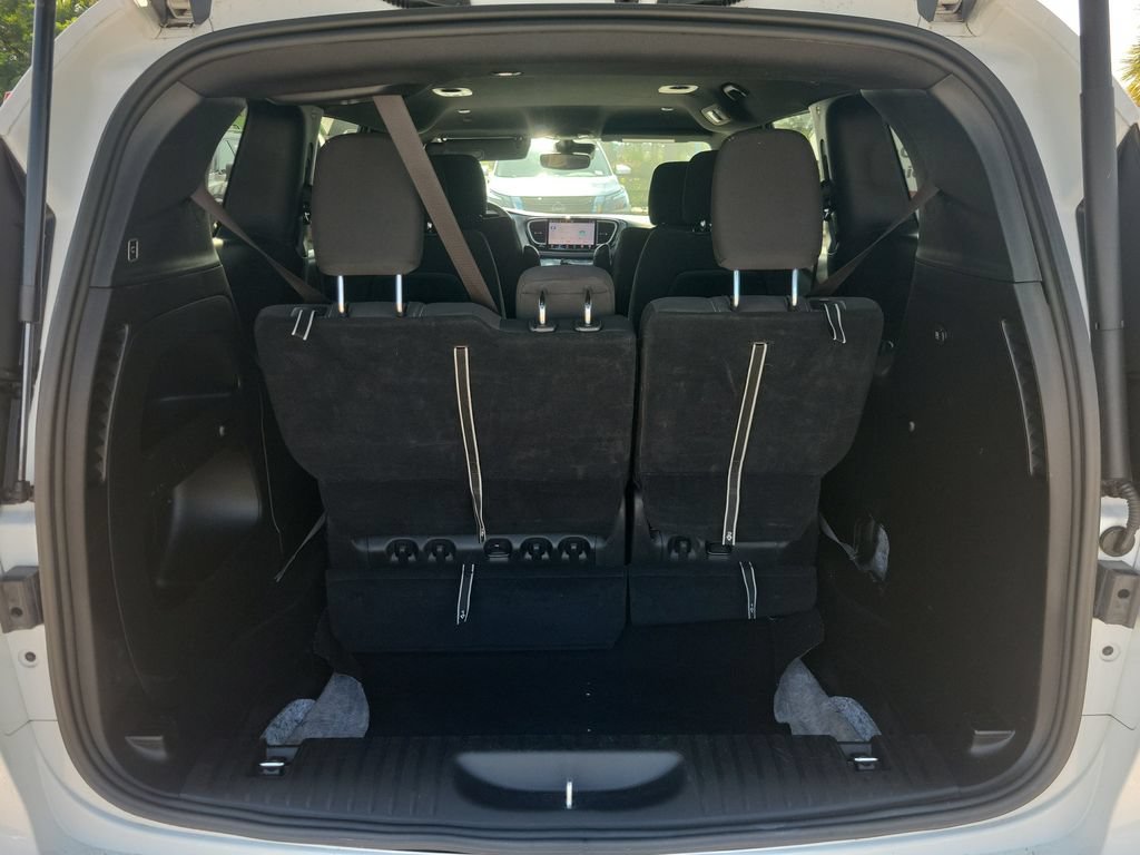 Used 2024 Chrysler Pacifica Touring FWD image 7