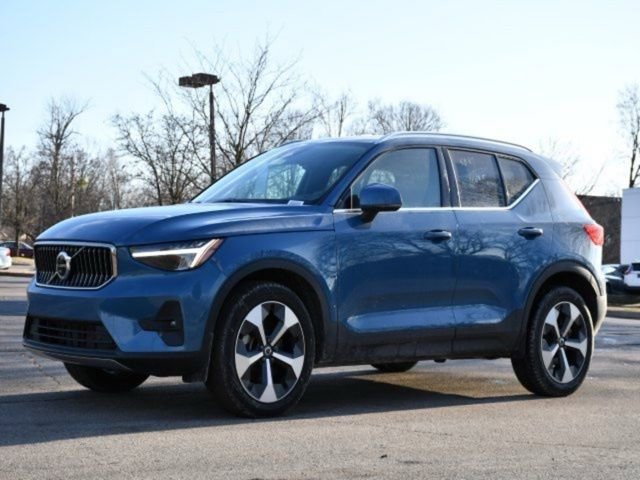 Certified 2025 Volvo XC40 B5 Plus AWD/4WD image 3
