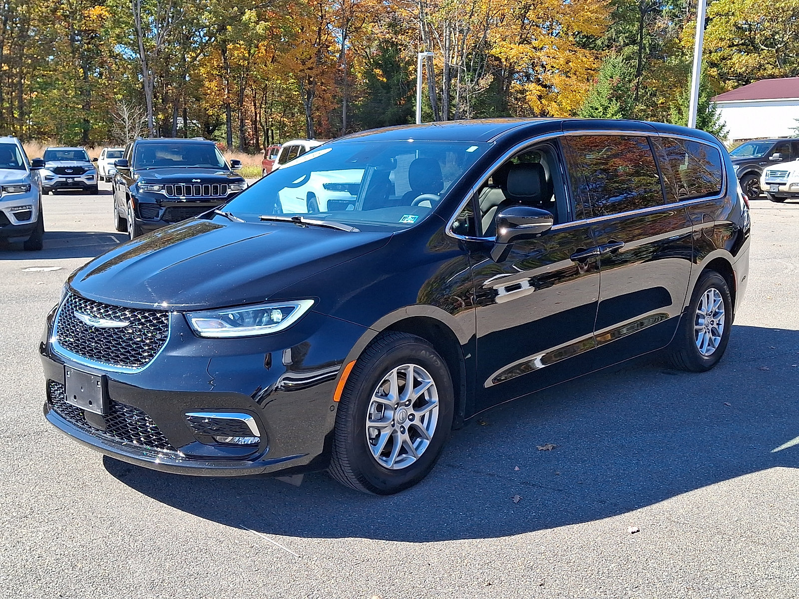 Used 2026 Chrysler Pacifica Select FWD image 3