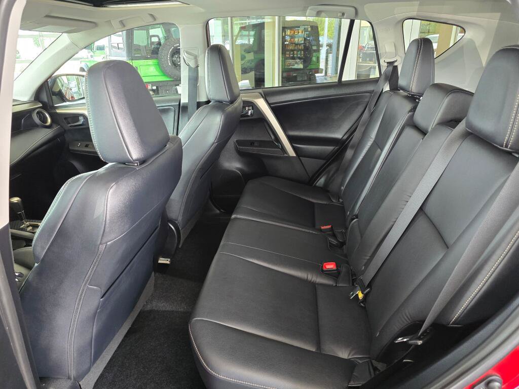 Used 2015 Toyota RAV4 Limited AWD/4WD image 38