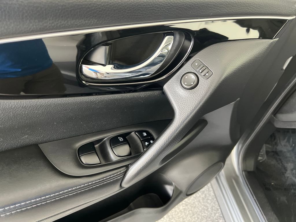 Used 2017 Nissan Rogue Sport SL w/ SL Premium Package FWD image 13