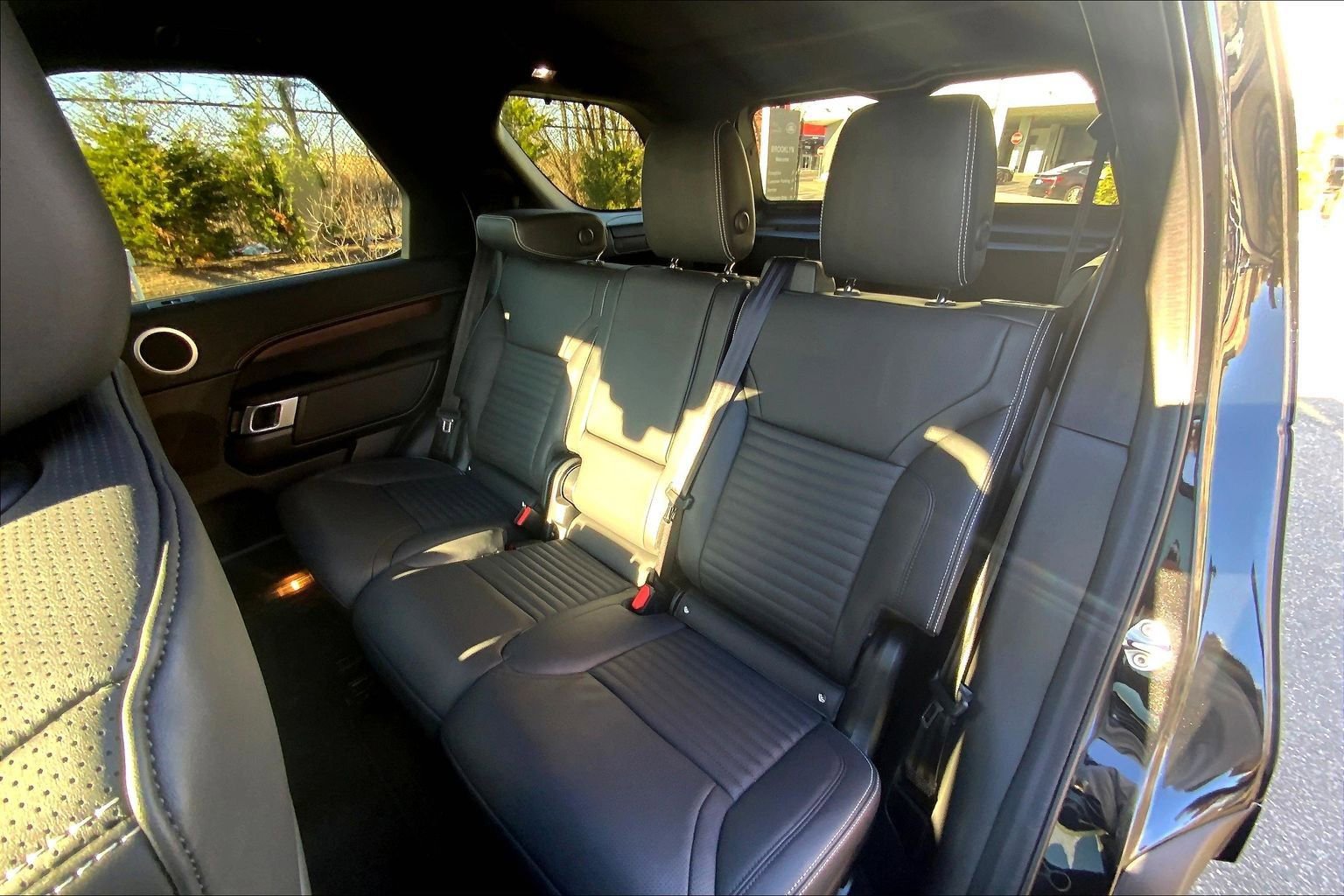 Used 2025 Land Rover Discovery Dynamic SE AWD/4WD image 20