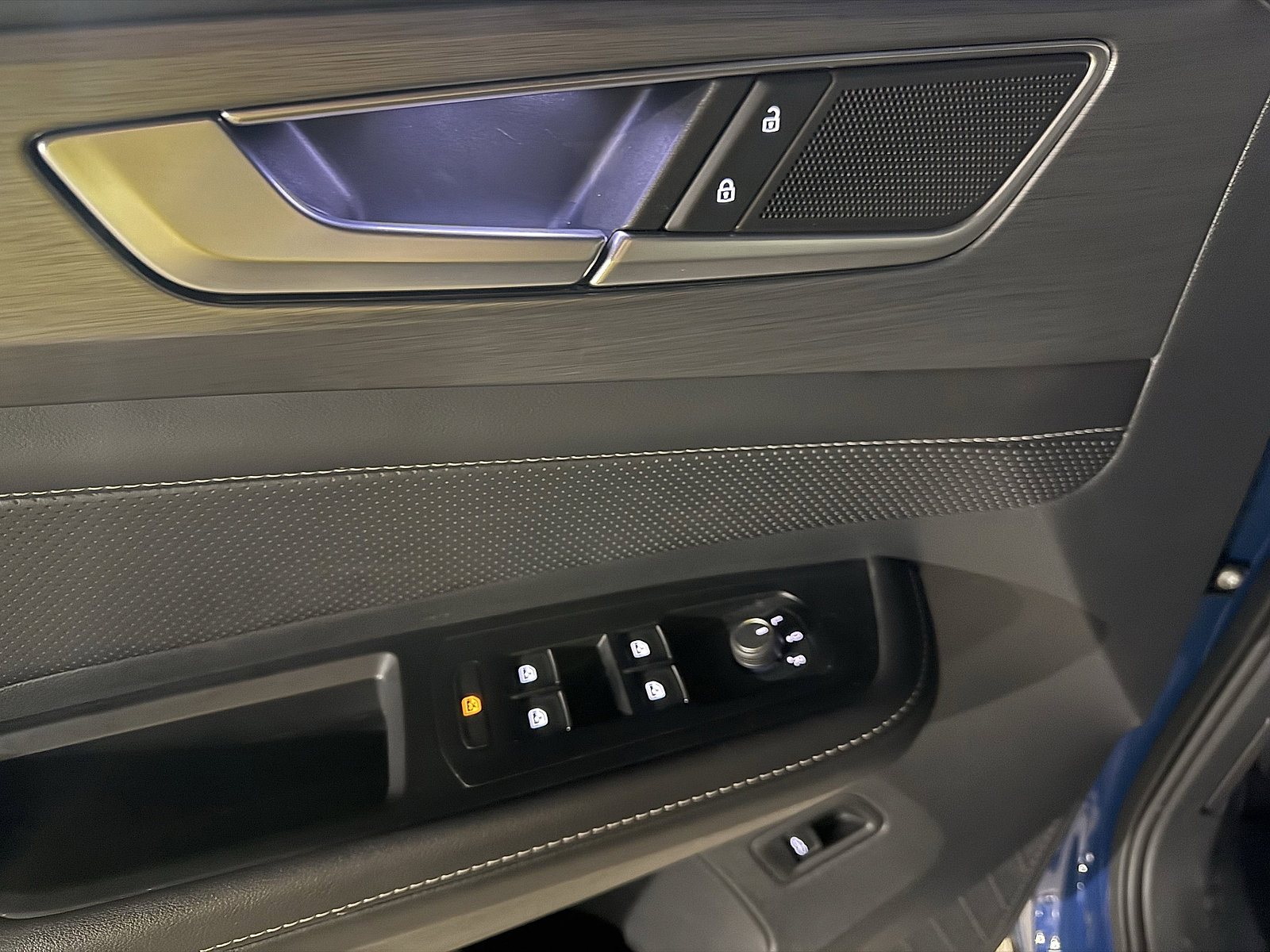 Used 2025 Volkswagen Atlas Cross Sport SE image 16