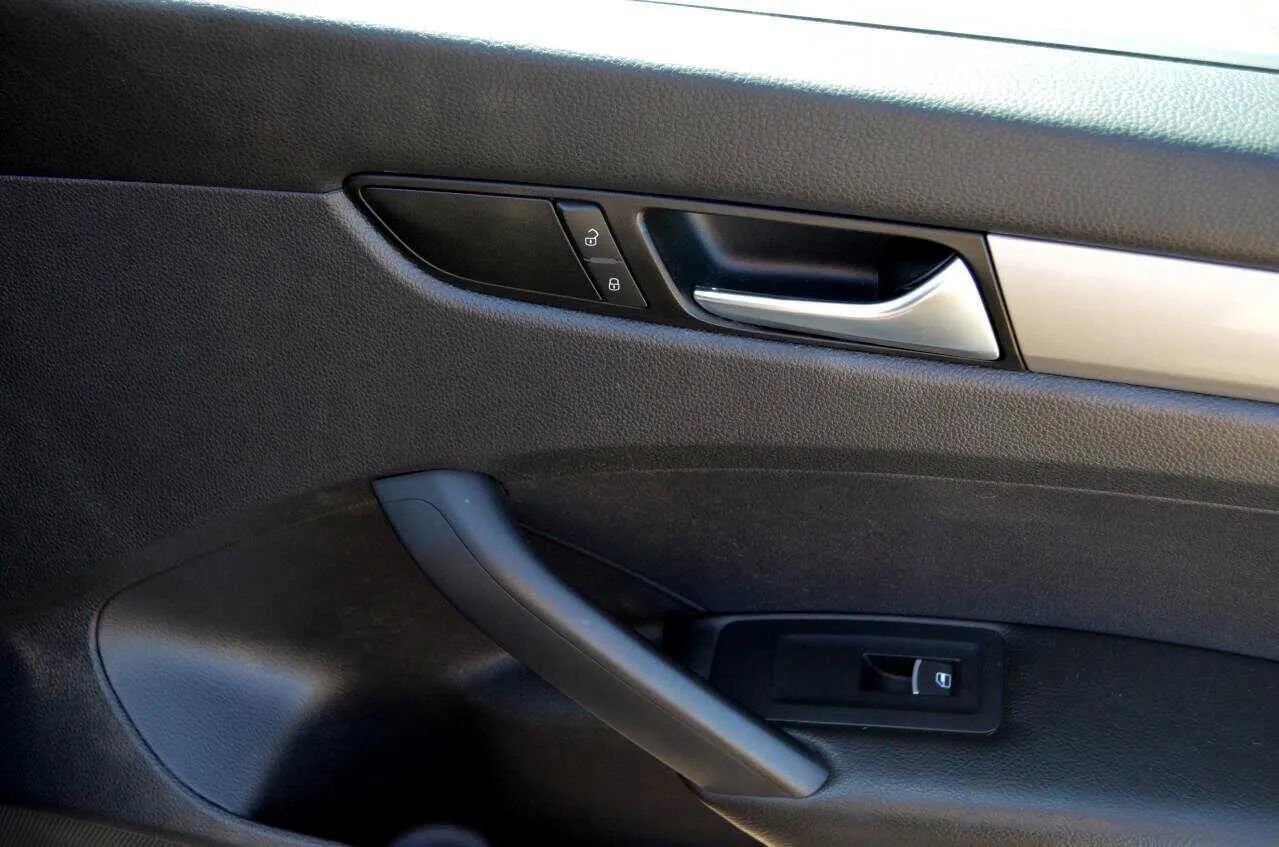 Used 2013 Volkswagen Passat 2.5 S image 24