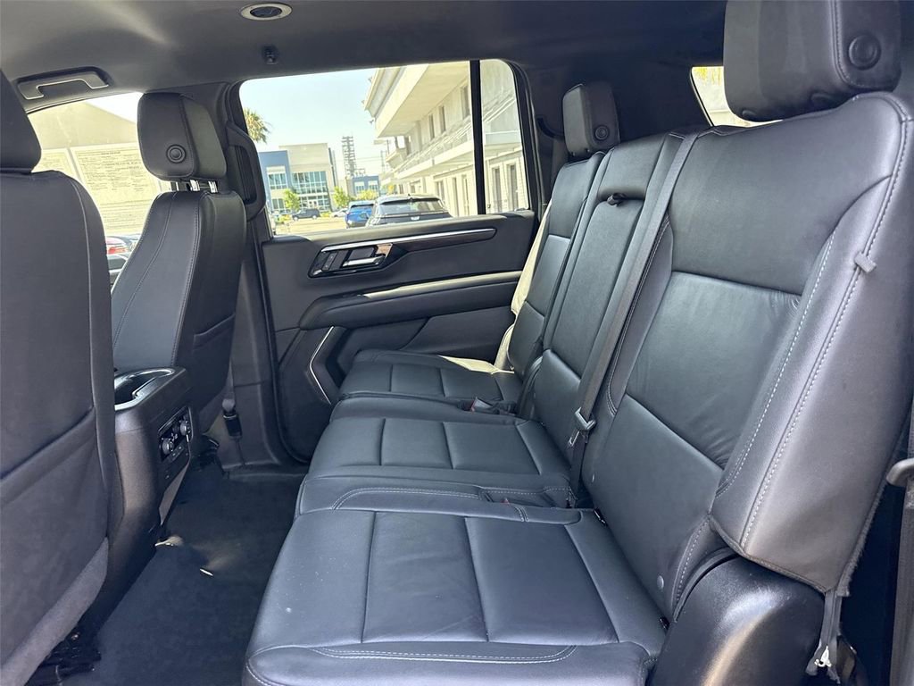Used 2025 Chevrolet Suburban Z71 AWD/4WD image 23