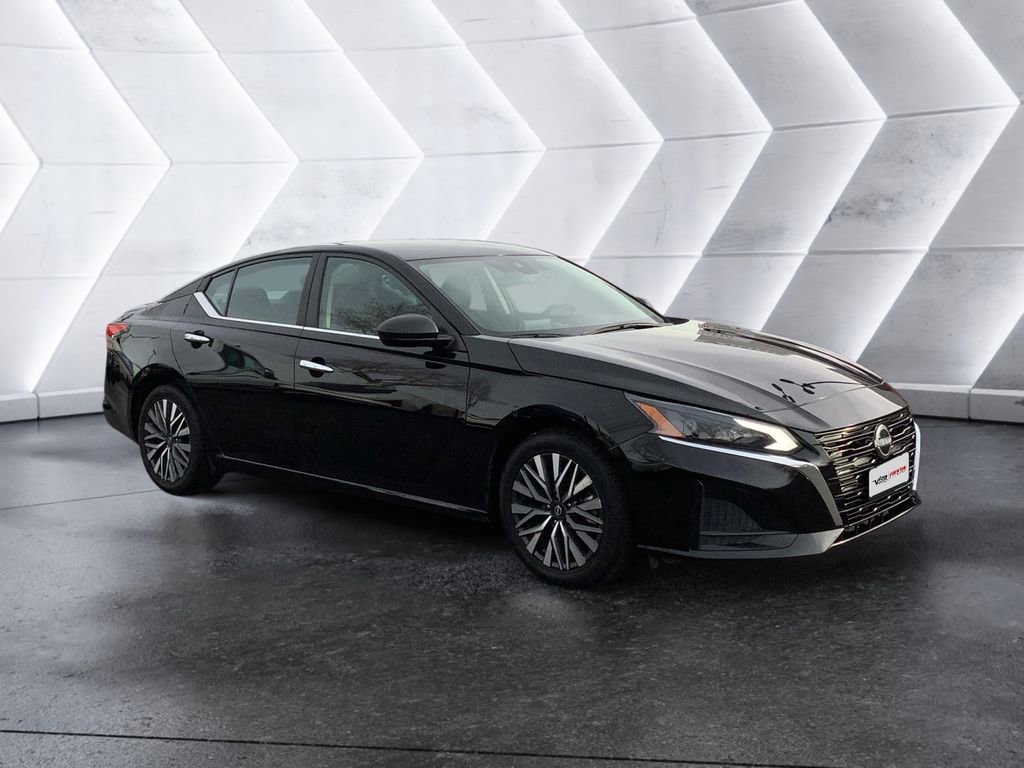 Used 2024 Nissan Altima 2.5 SV image 1
