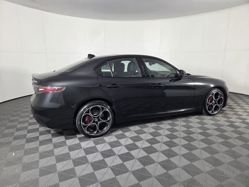 Used 2024 Alfa Romeo Giulia Veloce image 7