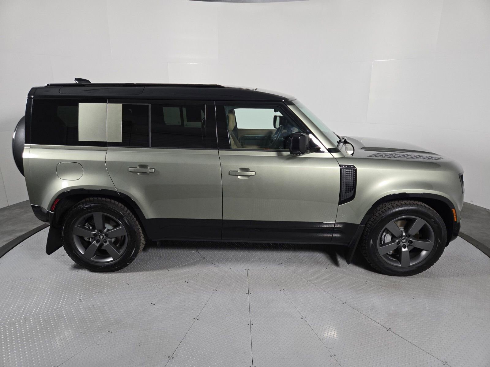 Used 2025 Land Rover Defender 110 X-Dynamic SE image 6