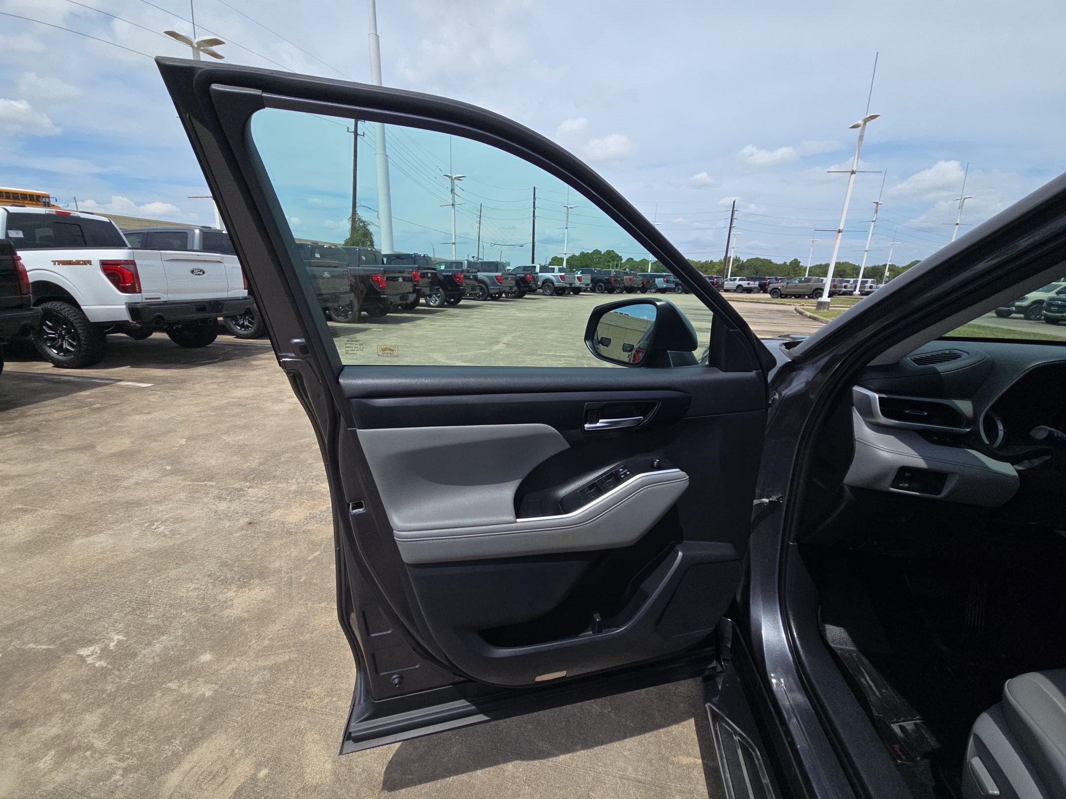 Used 2020 Toyota Highlander XLE FWD image 14