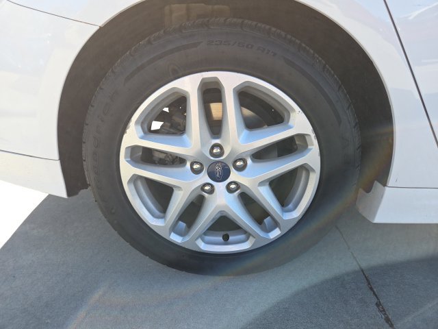 Used 2016 Ford Fusion SE FWD image 12