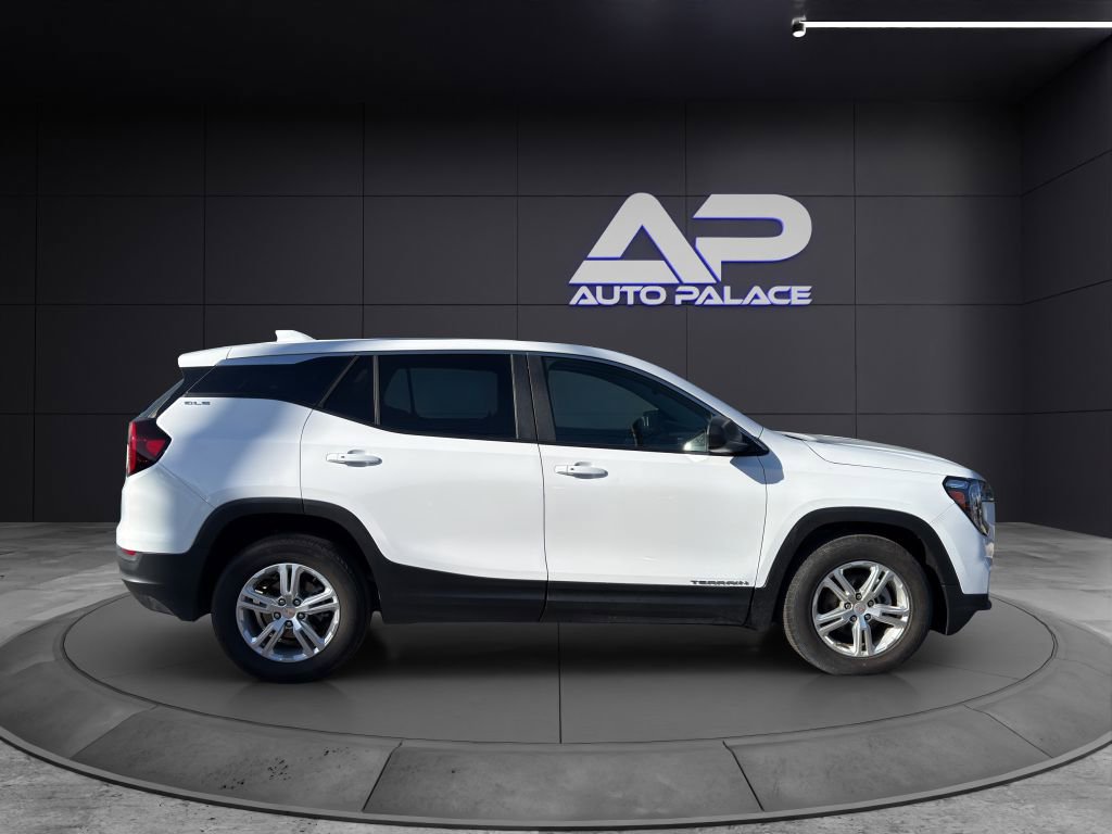Used 2024 GMC Terrain SLE image 8